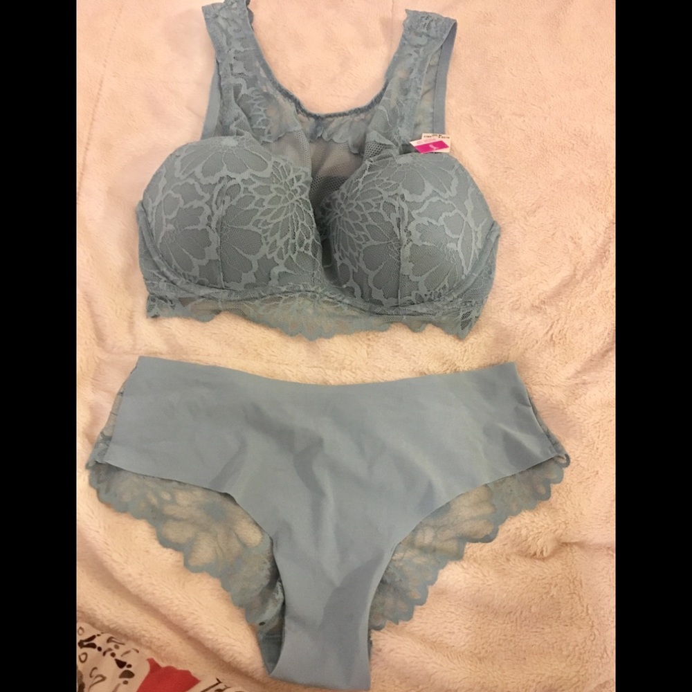 Victoria’s Secret lace sports 34 B bra panty